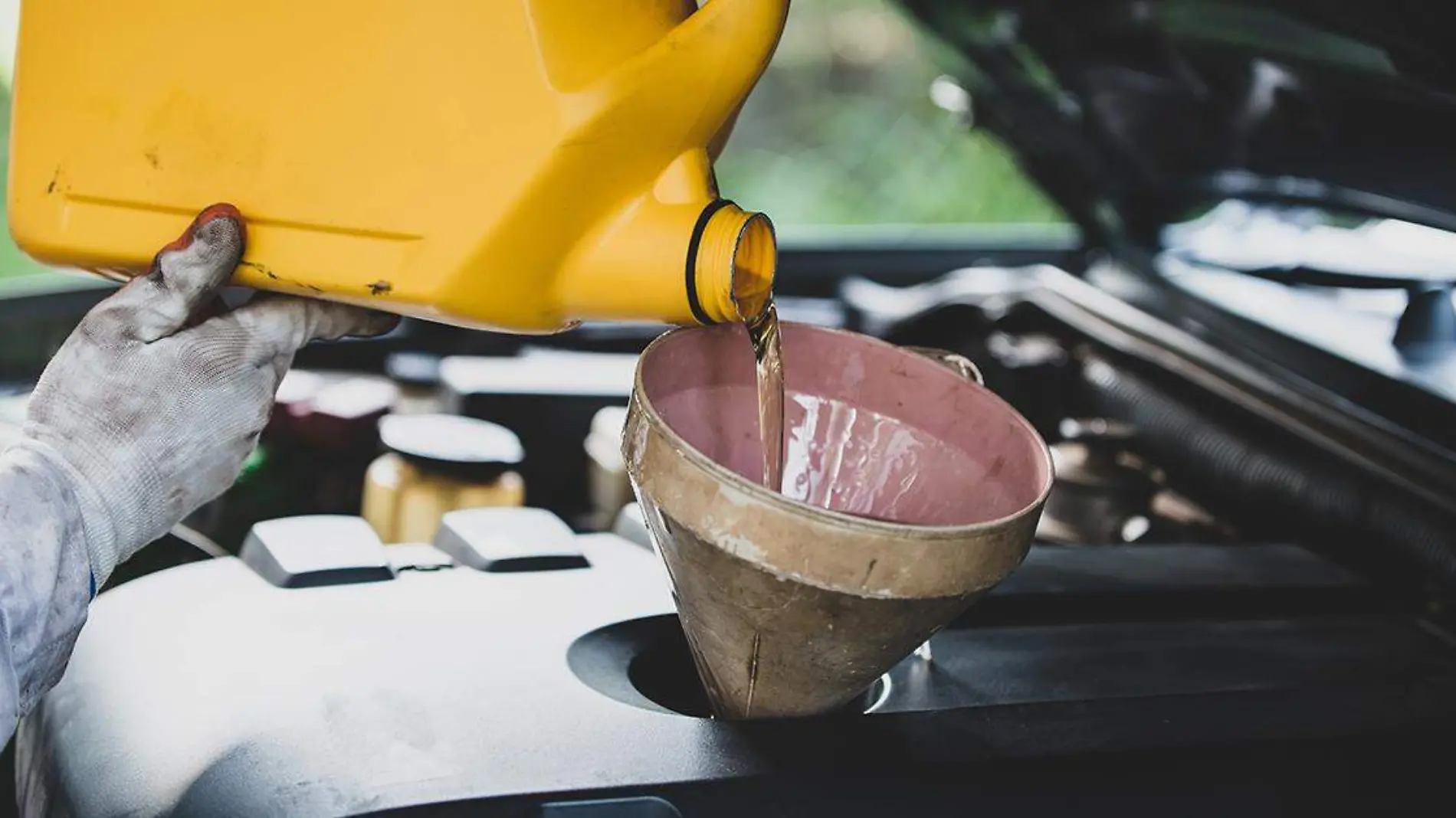 Uno de los elementos más importantes de un auto es el aceite de motor